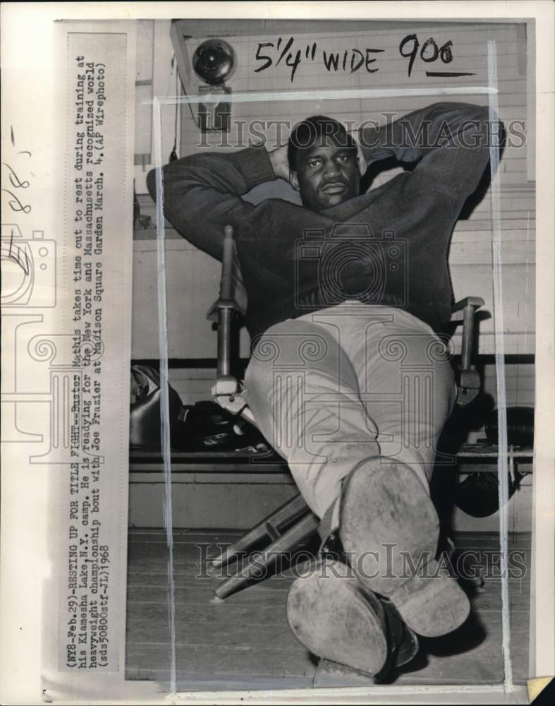 1968 Press Photo Boxer Buster Mathis at Kiamesha Lake training camp, New York- Historic Images