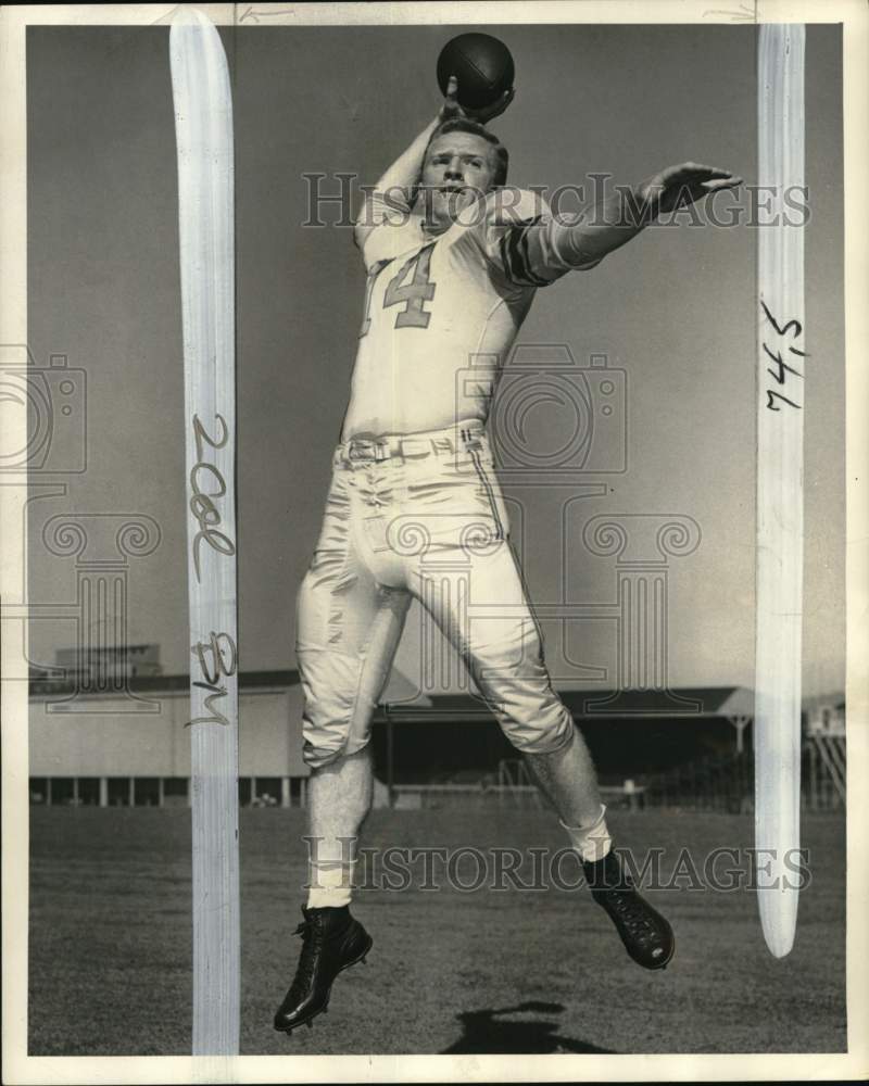 1954 Press Photo Oregon's senior quarterback George Shaw shows throwing form- Historic Images