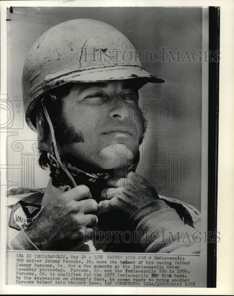 1975 Press Photo Johnny Parsons, Jr. wears father's helmet, Indianapolis 500- Historic Images