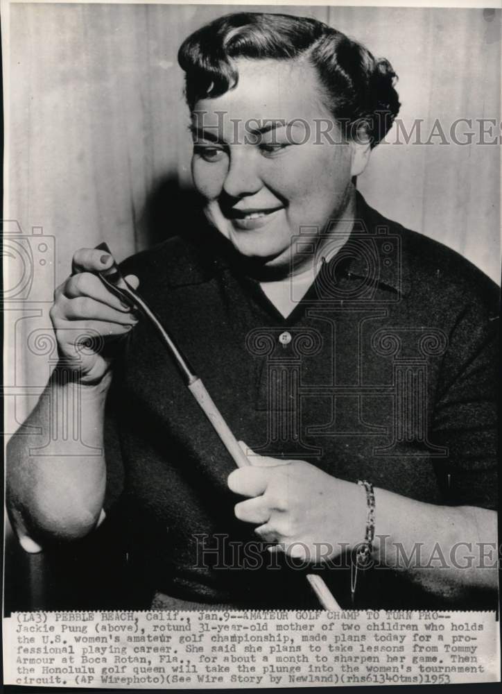 1953 Press Photo Golfer Jackie Pung holds golf club, Pebble Beach, California- Historic Images
