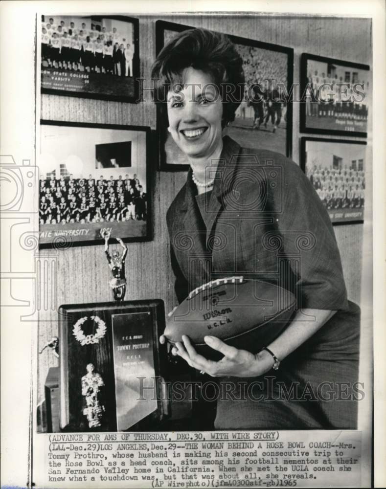 1965 Press Photo Mrs. Tommy Prothro, UCLA football coach's wife, Los Angeles- Historic Images