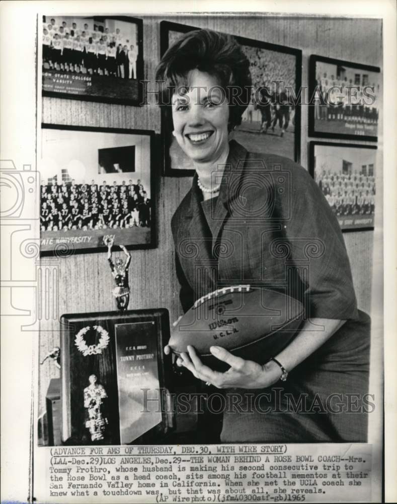 1965 Press Photo Mrs. Tommy Prothro, UCLA football coach's wife, Los Angeles- Historic Images
