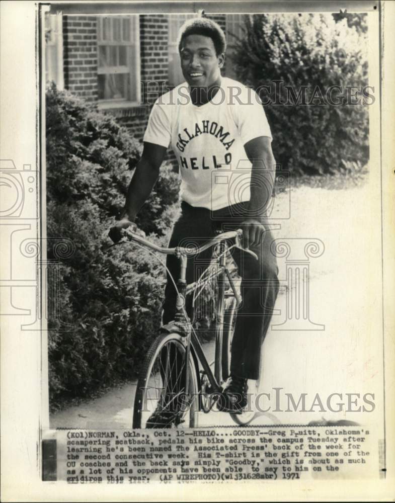 1971 Press Photo Oklahoma University&#39;s Greg Pruitt rides bike, Norman, Oklahoma- Historic Images