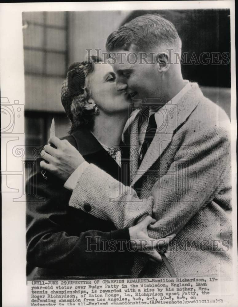 1951 Press Photo Tennis player Hamilton Richardson &amp; mother, Wimbledon, England- Historic Images