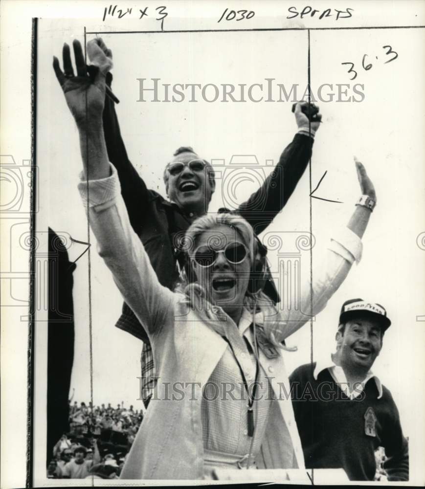 1974 Press Photo Indy racer Johnny Rutherford's wife Betty celebrates win- Historic Images
