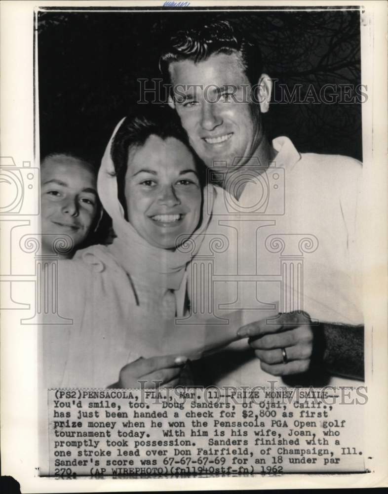1962 Press Photo Golfer Doug Sanders and wife Joan with Pensacola PGA Open prize- Historic Images
