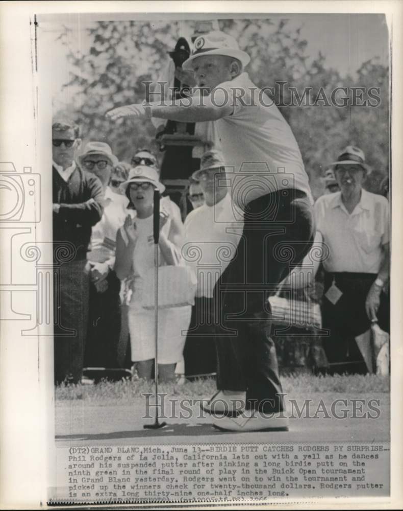 1966 Press Photo Phil Rodgers sinks birdie putt, Buick Open golf tournament, MI- Historic Images