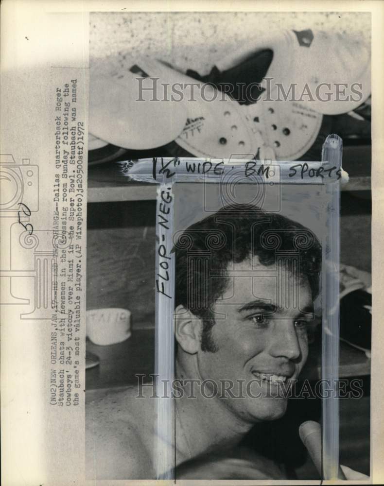 1972 Press Photo Dallas football's Roger Staubach & newsmen, dressing room, LA- Historic Images