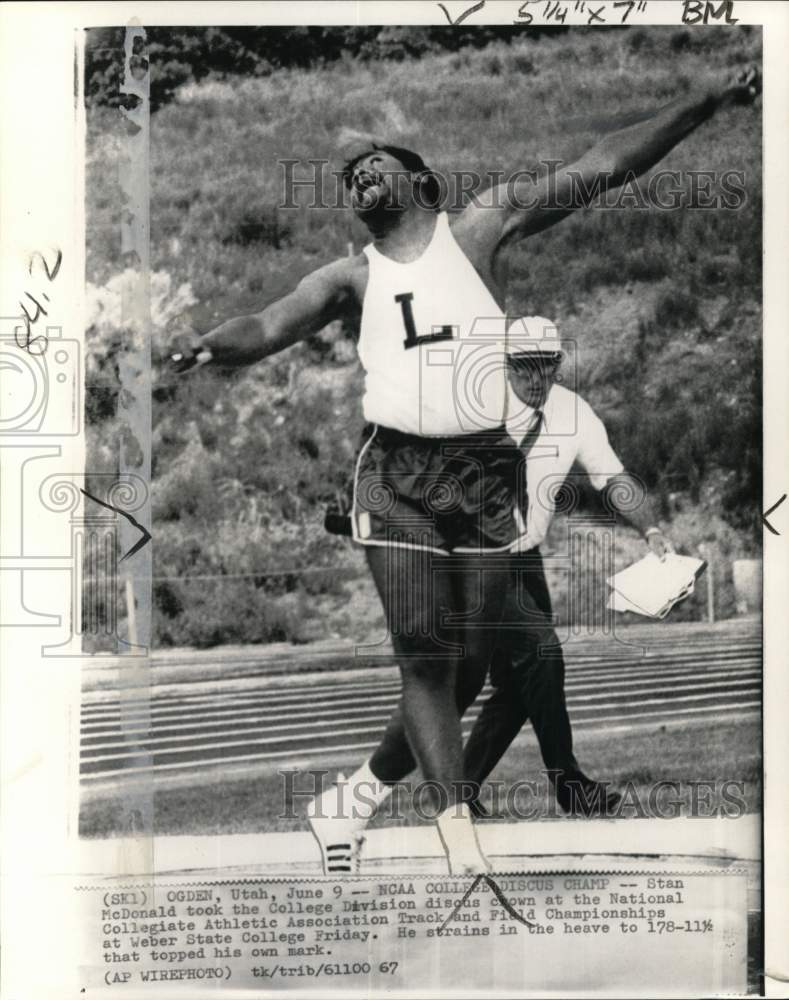 1967 Press Photo Stan McDonald throws discus, NCAA Track and Field meet, UT- Historic Images