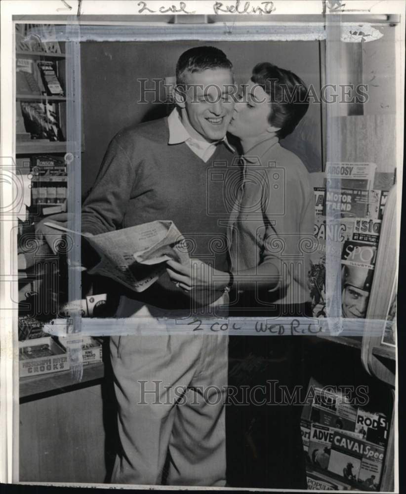 1955 Press Photo Miss Football Ann Campbell kisses Sooners&#39; Tommy McDonald- Historic Images