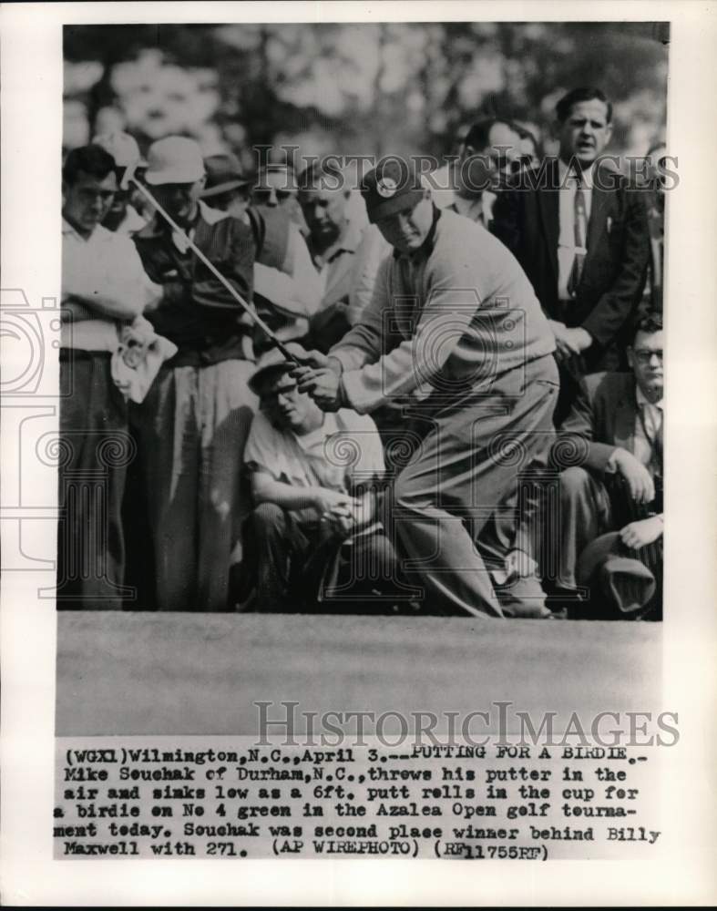 1955 Press Photo Golfer Mike Souchak &amp; spectators, Azalea Open Tournament, NC- Historic Images