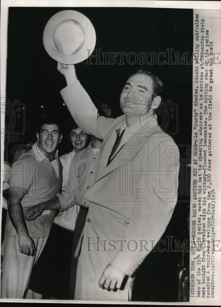 1954 Press Photo New York Giants&#39; Jim &quot;Dusty&quot; Rhodes waves to fans, New York- Historic Images