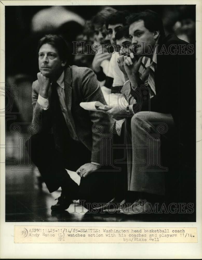 1985 Press Photo Washington's basketball coach Andy Russo watches game, Seattle- Historic Images