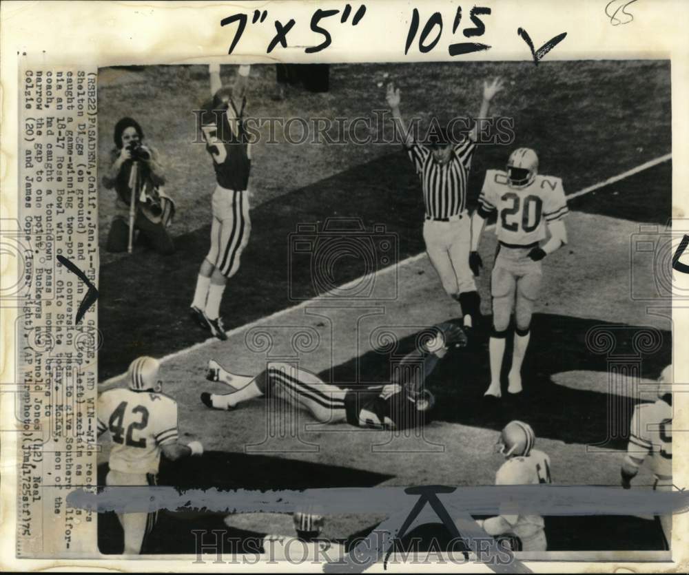 1975 Press Photo USC receiver Shelton Diggs caught winning pass, Pasadena, CA- Historic Images