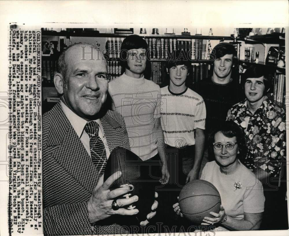 1973 Press Photo Mrs. Betty Sensibaugh &amp; family, Cincinnati, Ohio - pis03986- Historic Images