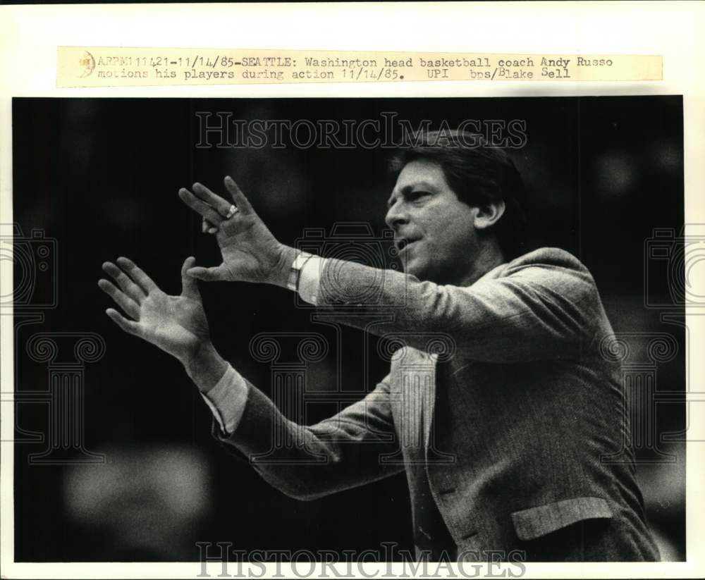 1985 Press Photo Washington basketball coach Andy Russo during game, Seattle- Historic Images