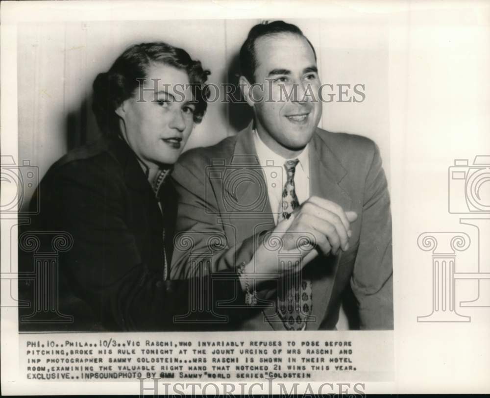 1950 Press Photo Baseball player Vic Raschi with his wife at hotel before game- Historic Images