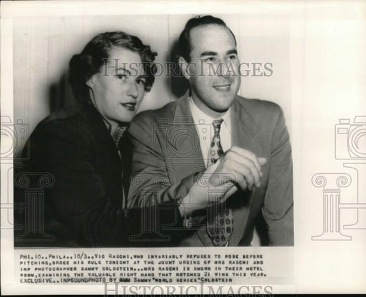 1950 Press Photo Baseball player Vic Raschi with his wife at hotel before game- Historic Images