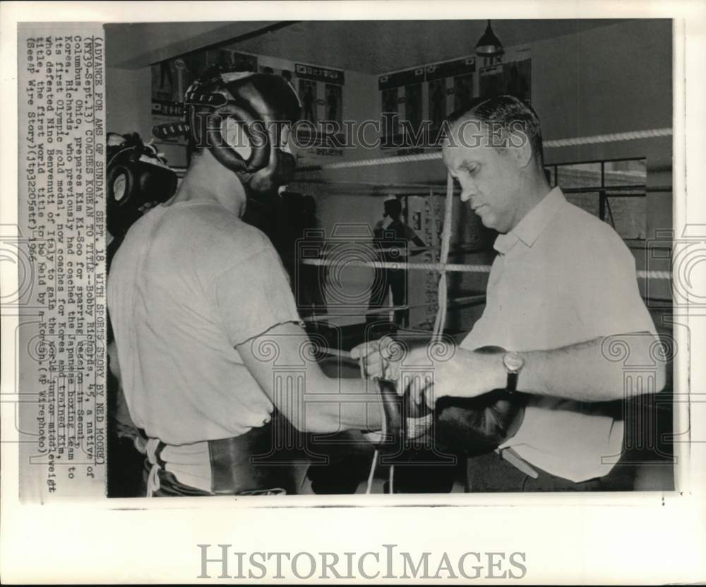 1966 Press Photo Boxing coach Bobby Richards trains Kim Ki-Soo, Seoul, Korea- Historic Images