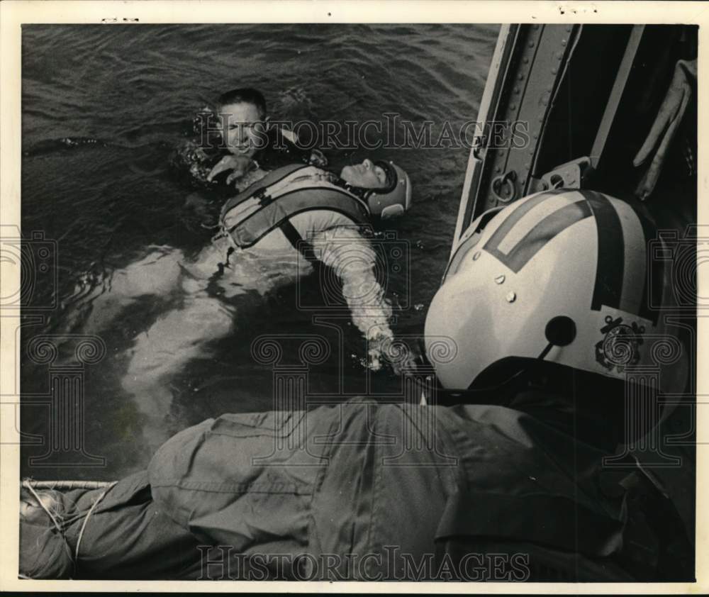 1968 Press Photo Diver Chuck Fendrych carries Jack Regas to rescue helicopter- Historic Images