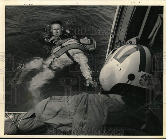 1968 Press Photo Diver Chuck Fendrych carries Jack Regas to rescue helicopter- Historic Images