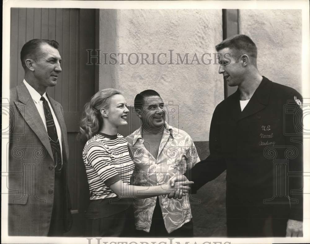 1949 Press Photo Navy&#39;s George Sauer &amp; Phil Ryan meet actress June Haver- Historic Images