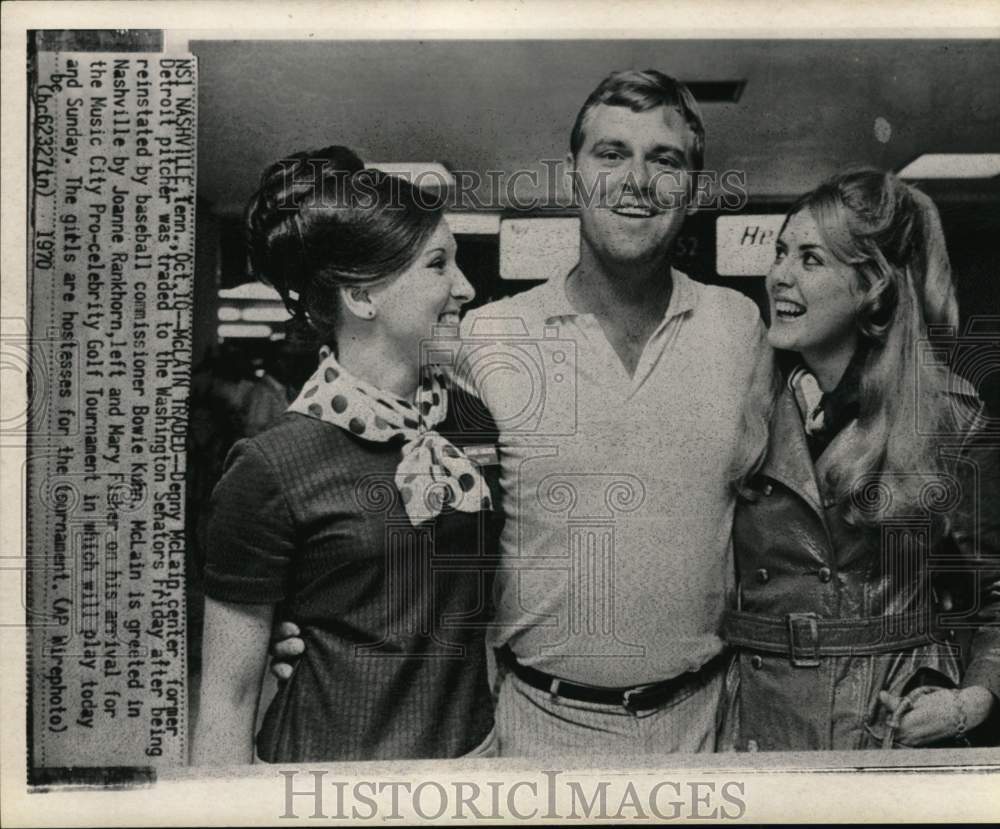 1970 Press Photo Baseball player Denny McLain with golf tournament hostesses, TN- Historic Images