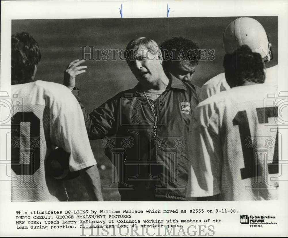 1988 Press Photo Coach Larry McElreavy &amp; Columbia football team during practice- Historic Images