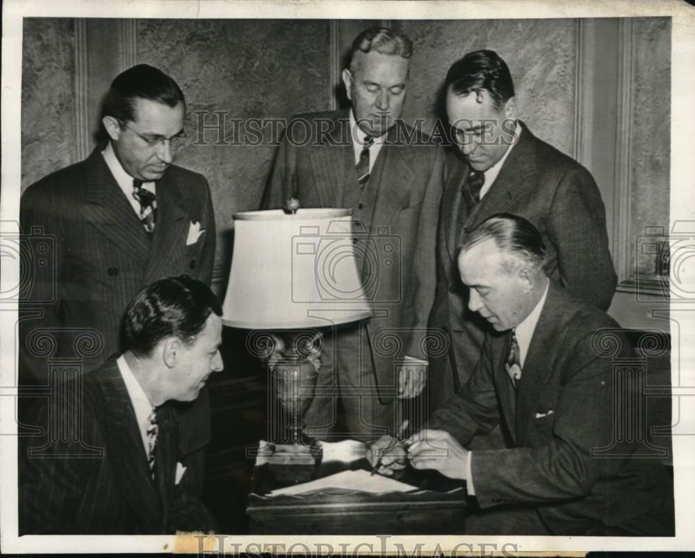 1945 Press Photo Braves&#39; baseball manager Billy Southworth signs contract, MA- Historic Images