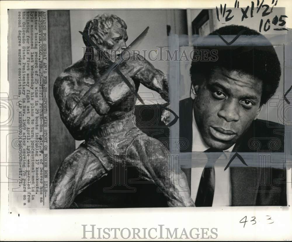 1971 Press Photo Boxer Ron Lyle & statue, Denver, Colorado - pis04223- Historic Images