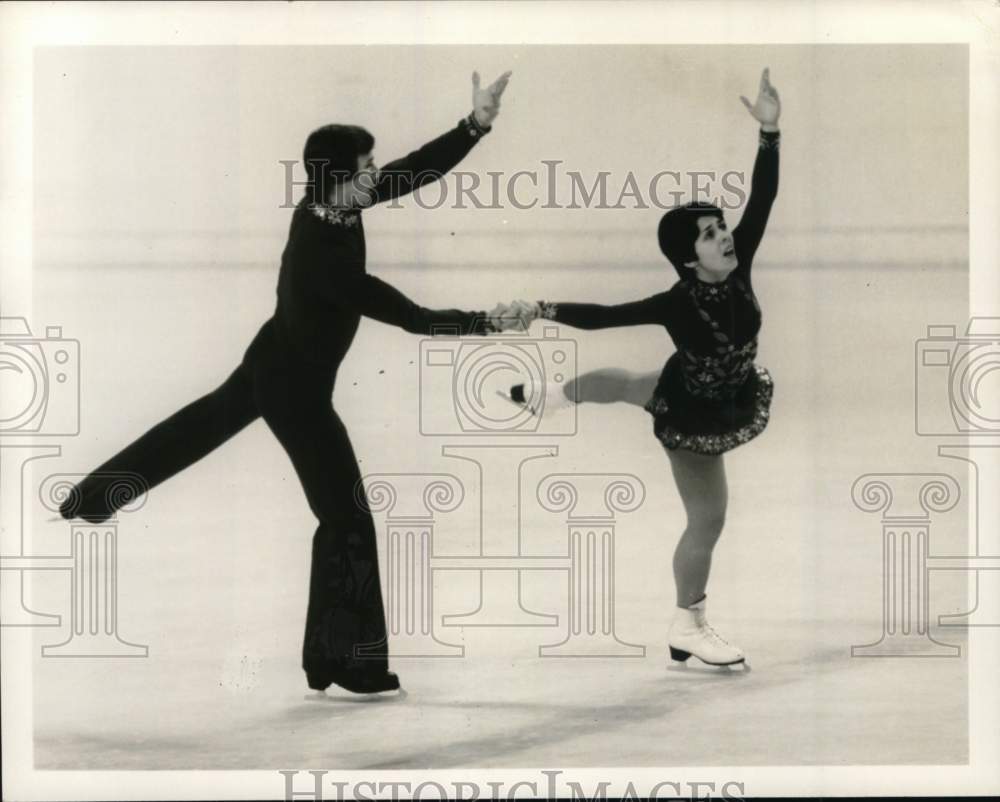 1980 Press Photo Figure Skating pair Irina Rodnina &amp; Alexander Zaitsev on ice- Historic Images