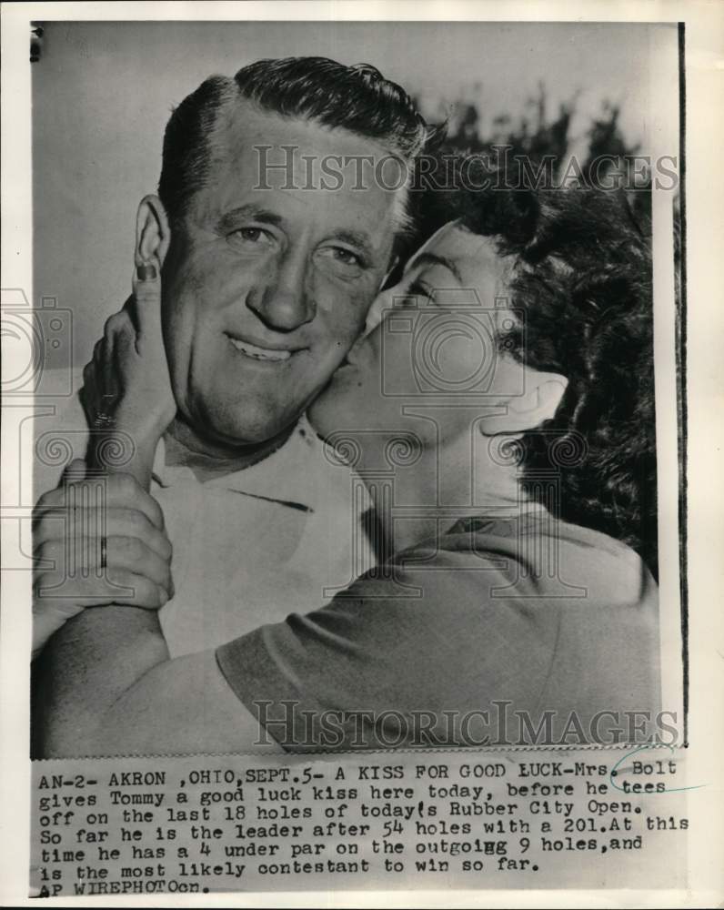 1954 Press Photo Golfer Tommy Bolt Get Kiss For Luck From Wife In Akron, Ohio- Historic Images