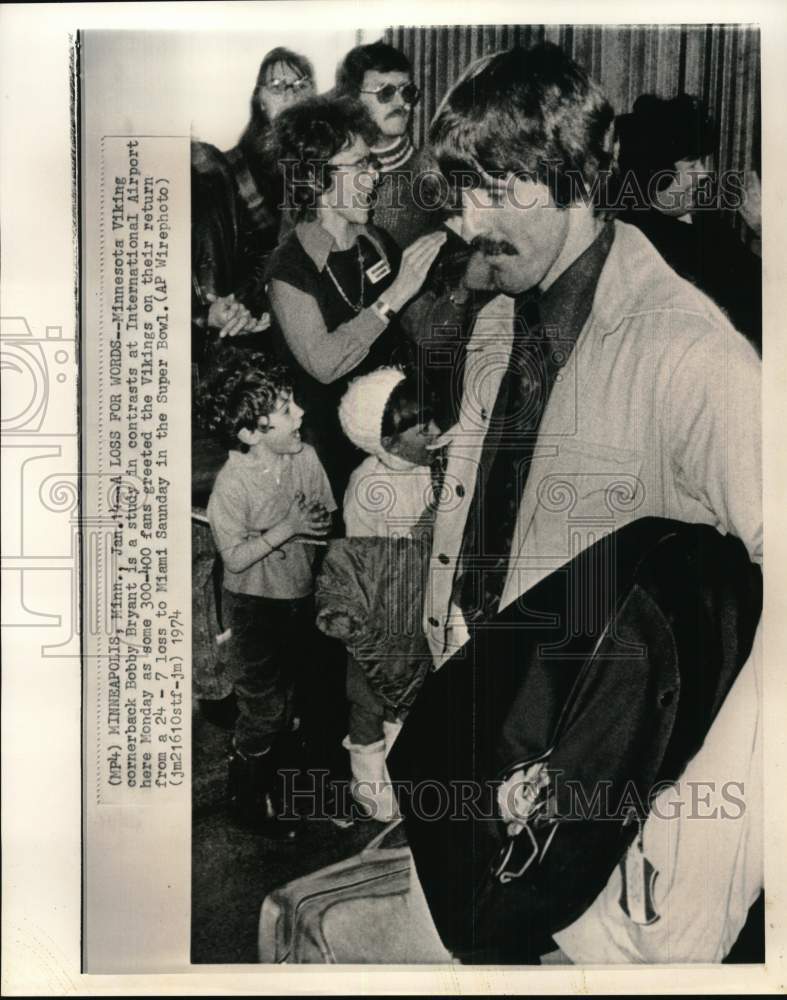 1974 Press Photo Minnesota Vikings Football Cornerback Bobby Bryant At Airport- Historic Images