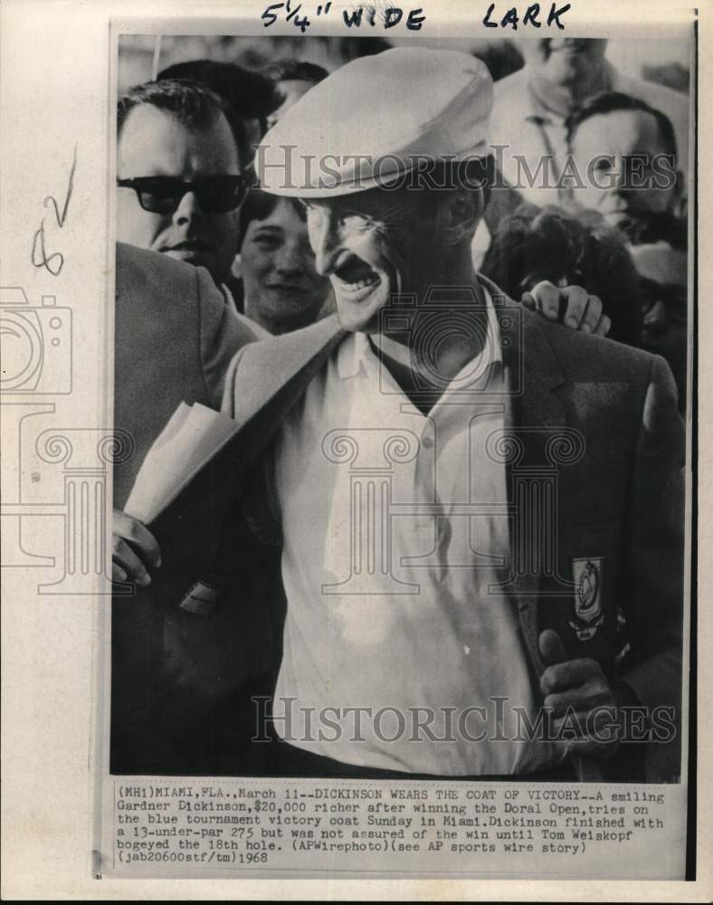 1968 Press Photo Golfer Gardner Dickinson dons Doral Open victory coat, Miami- Historic Images