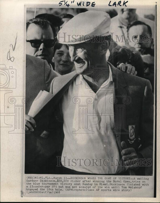 1968 Press Photo Golfer Gardner Dickinson dons Doral Open victory coat, Miami- Historic Images