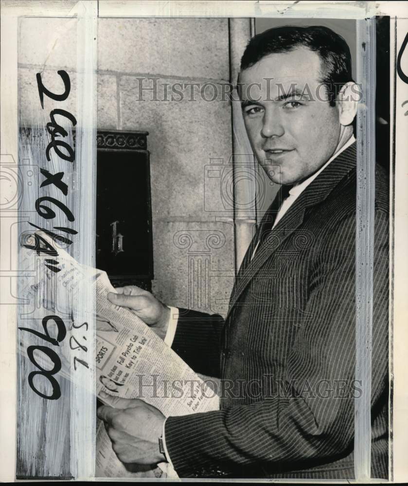 1962 Press Photo Boxer Ingemar Johansson reads sports news, Chicago, Illinois- Historic Images