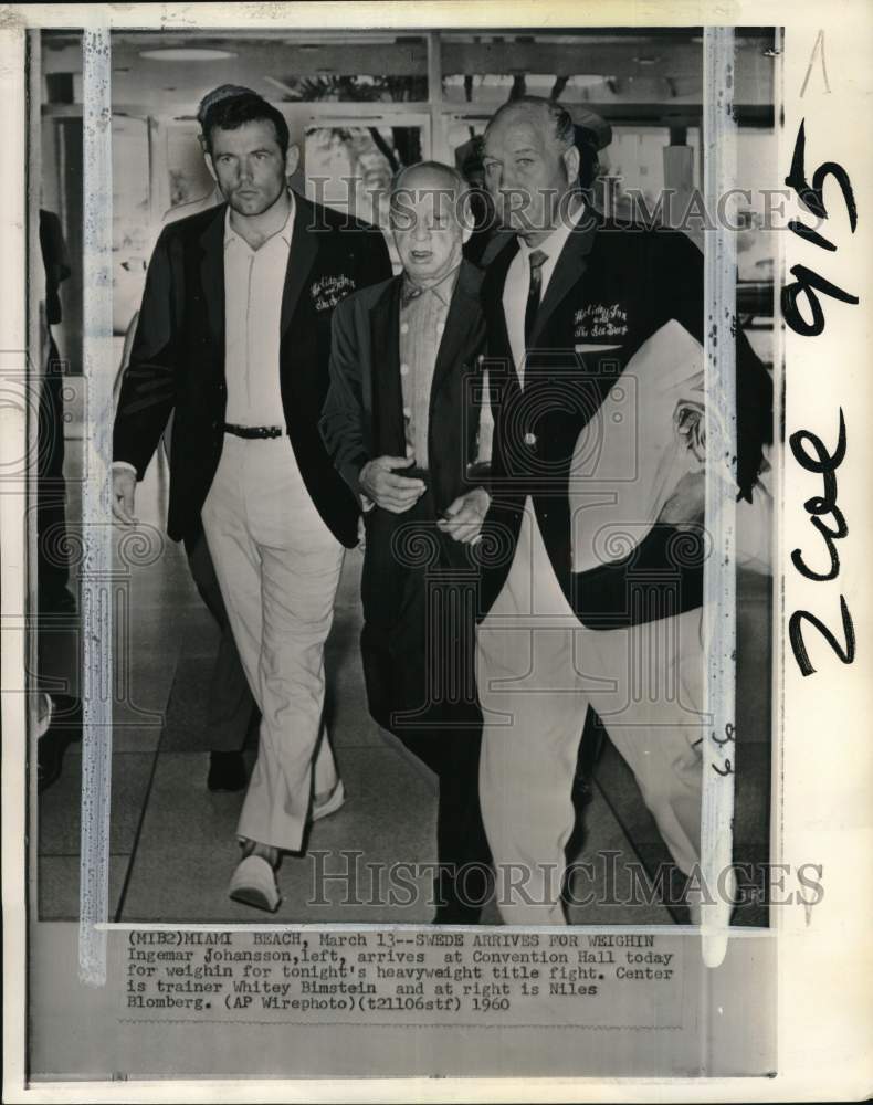 1960 Press Photo Boxer Ingemar Johansson arrives with handlers in Miami Beach- Historic Images
