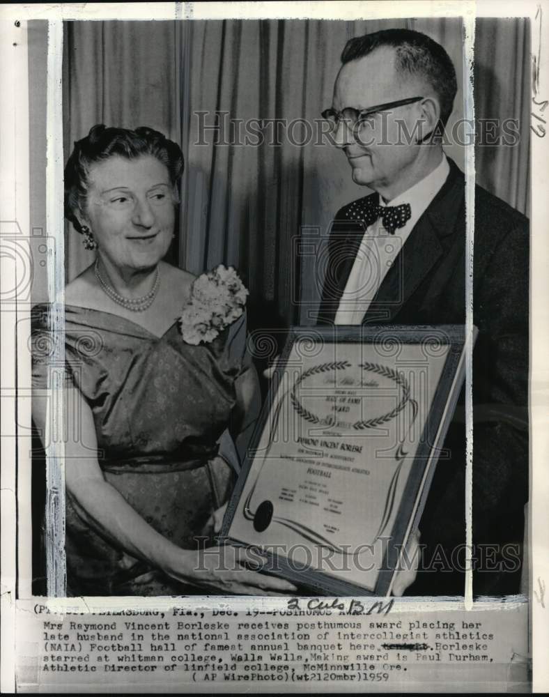 1959 Press Photo Mrs Raymond V. Borleske receives husband's posthumous award, FL- Historic Images