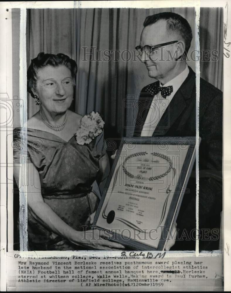 1959 Press Photo Mrs Raymond V. Borleske receives husband's posthumous award, FL- Historic Images
