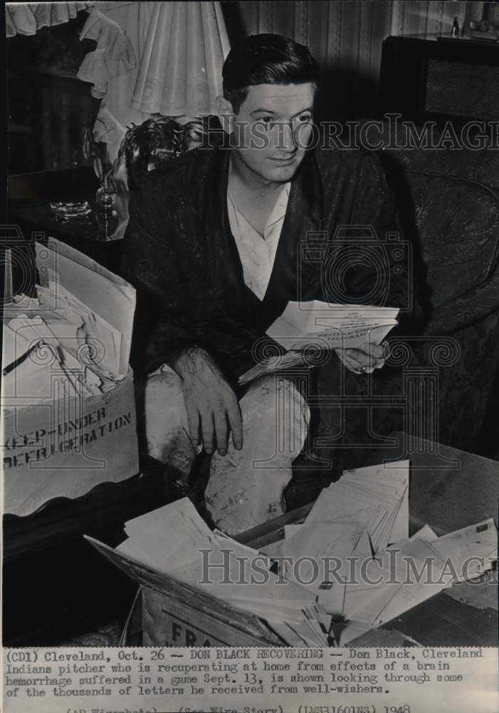 1948 Press Photo Cleveland Indians' baseball pitcher Don Black with mail, Ohio- Historic Images