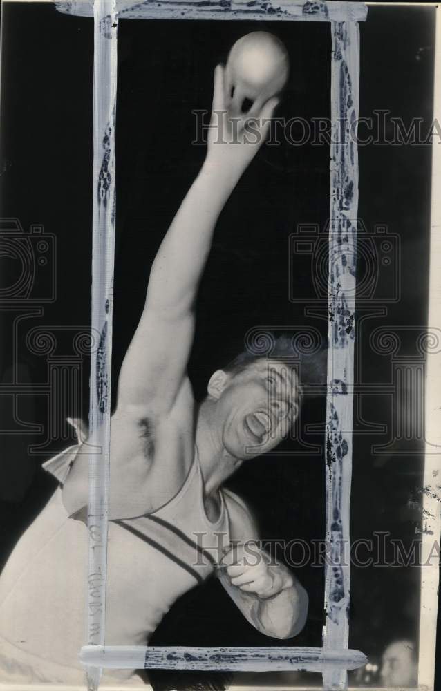 1945 Press Photo Felix "Doc" Blanchard throwing a shot put - pis04636- Historic Images