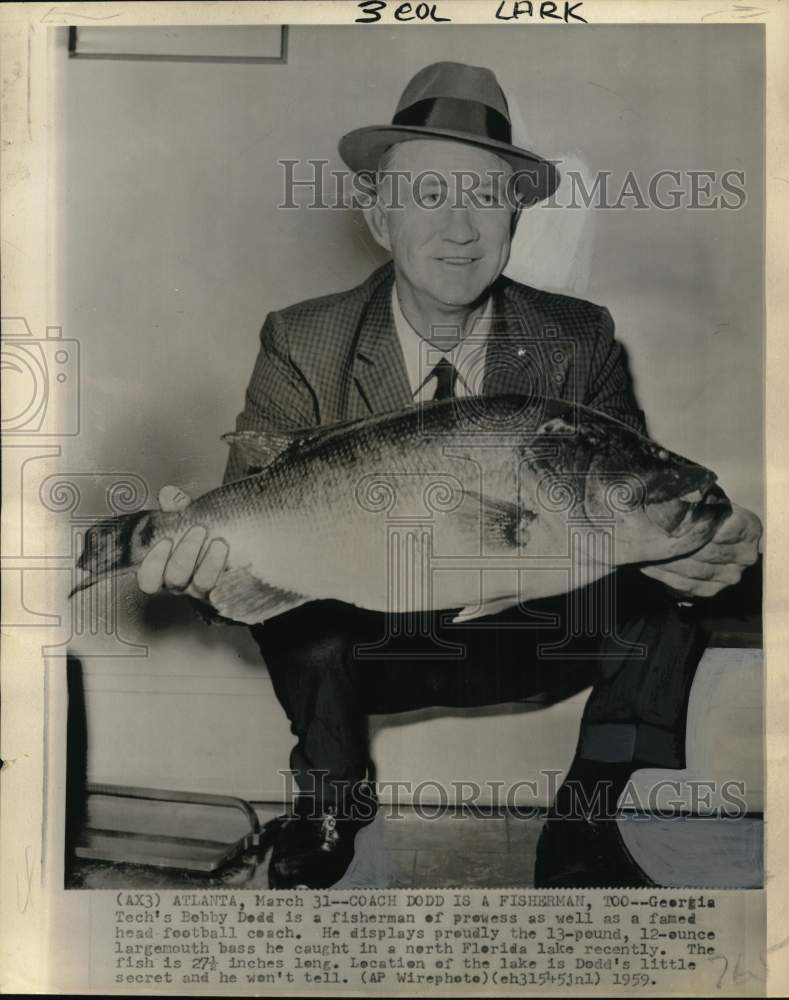 1959 Press Photo Georgia Tech's football coach Bobby Dodd holds fish, Atlanta- Historic Images