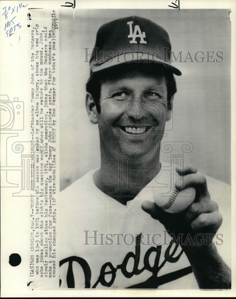 1975 Press Photo Los Angeles Dodgers&#39; pitcher Tommy John holds ball, Los Angeles- Historic Images