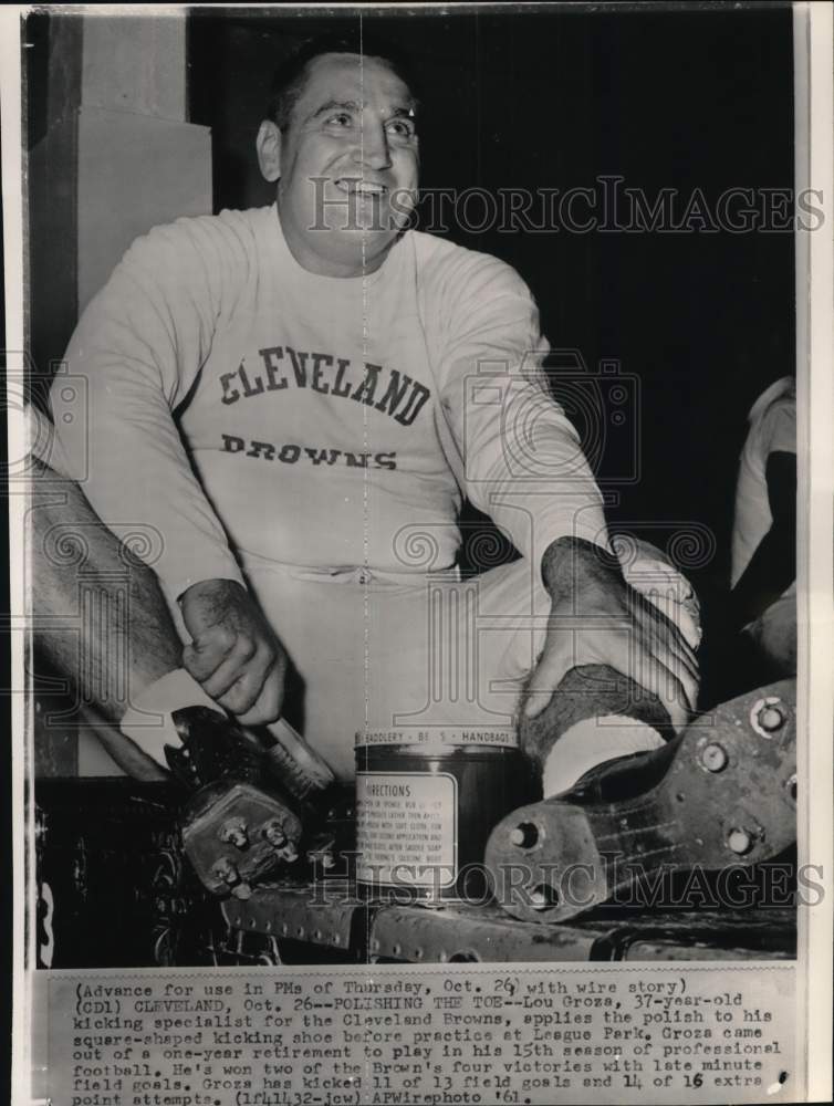 1961 Press Photo Cleveland Browns Lou Groza polishes kicking shoe, Cleveland- Historic Images