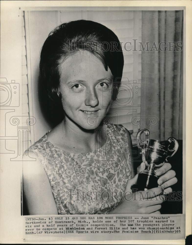 1965 Press Photo Tennis player Jane "Peaches" Bartkowicz & trophy - pis04727- Historic Images