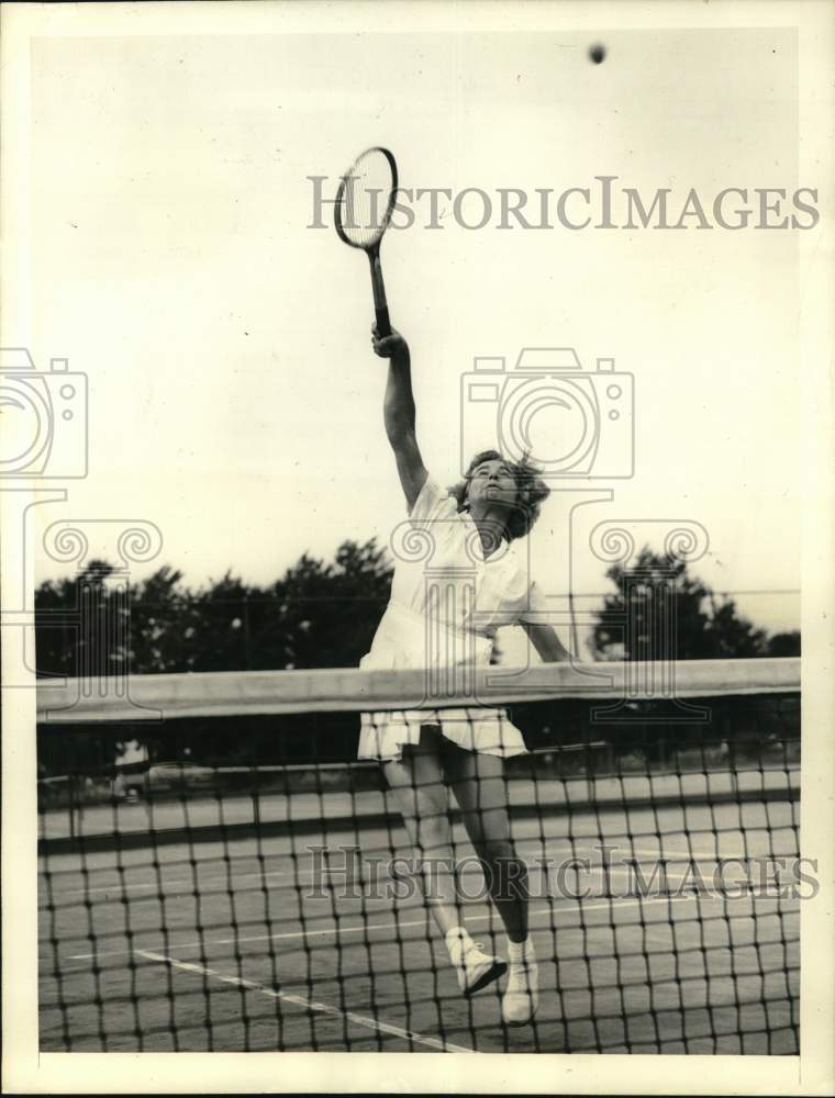 1942 Press Photo Tennis player Louise Brough during match, Rye, New York- Historic Images