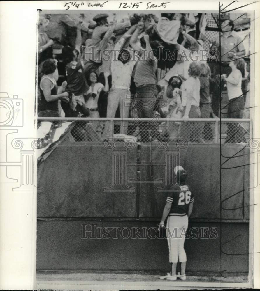 1975 Press Photo Baseball player Joe Rudi watches Jimmy Wynn&#39;s home run- Historic Images