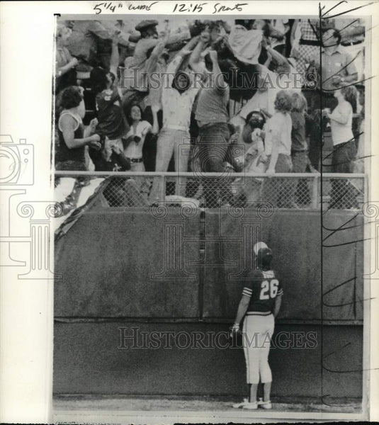 1975 Press Photo Baseball player Joe Rudi watches Jimmy Wynn's home run- Historic Images