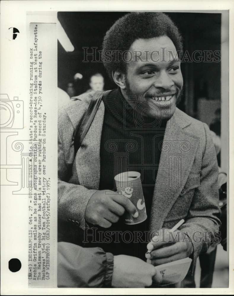 1975 Press Photo Ohio State football player Archie Griffin signs autograph, IN- Historic Images