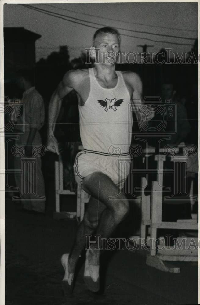 1959 Press Photo Jim Grelle wins Northwest AAU warm-up track meet, Olympia, WA- Historic Images
